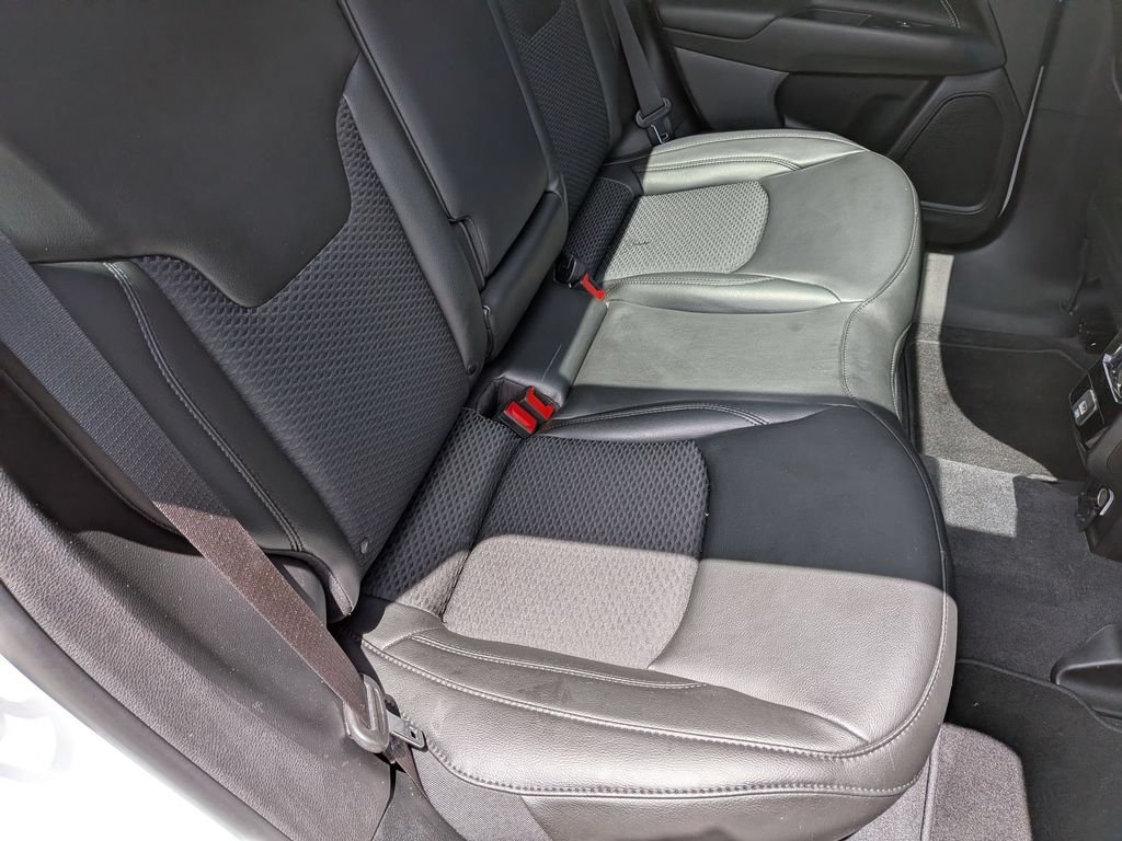 Used 2022 White Jeep Latitude image 25