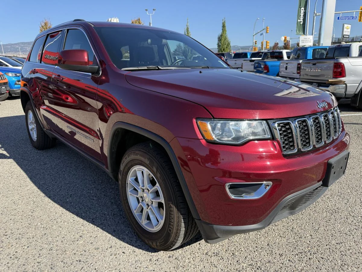 Used 2018 Red Jeep Laredo 4wd image 9