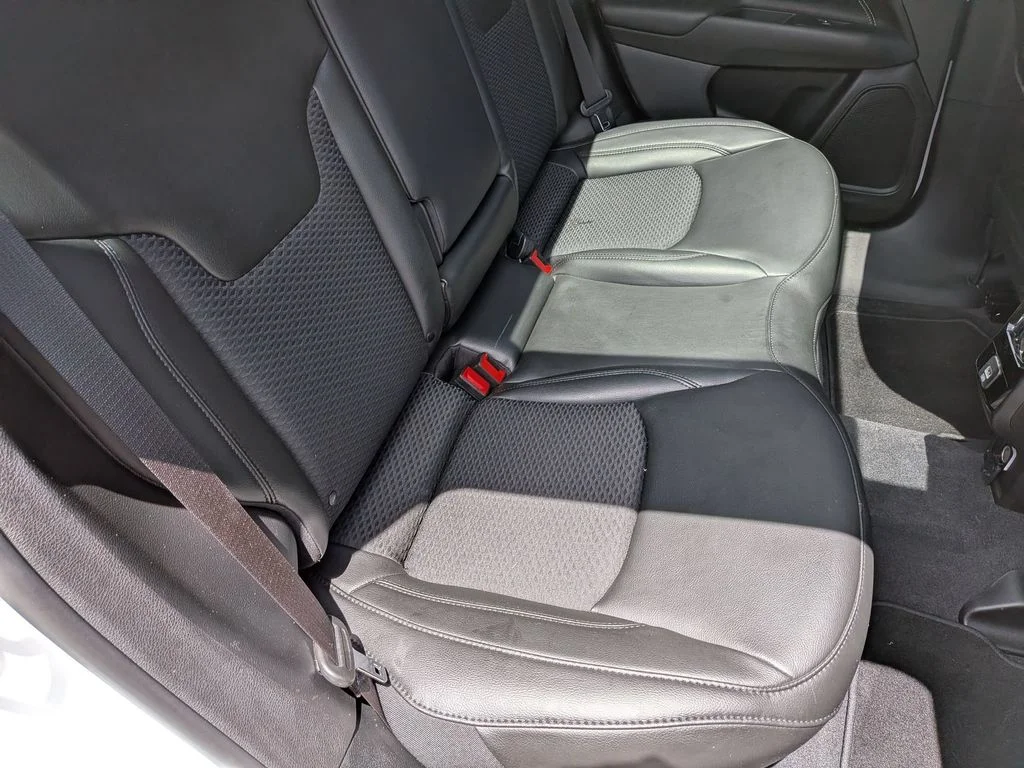 Used 2022 White Jeep Latitude image 25