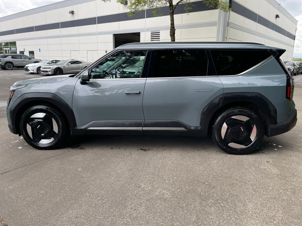 Certified Used 2024 Iceberg Green Kia Wind image 6