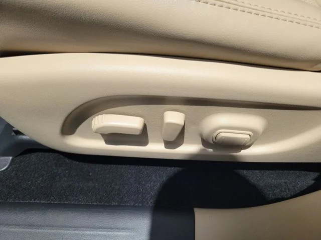 Used 2019 White Nissan Platinum image 21