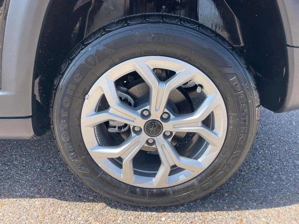 Used 2025 Black Jeep Latitude image 17
