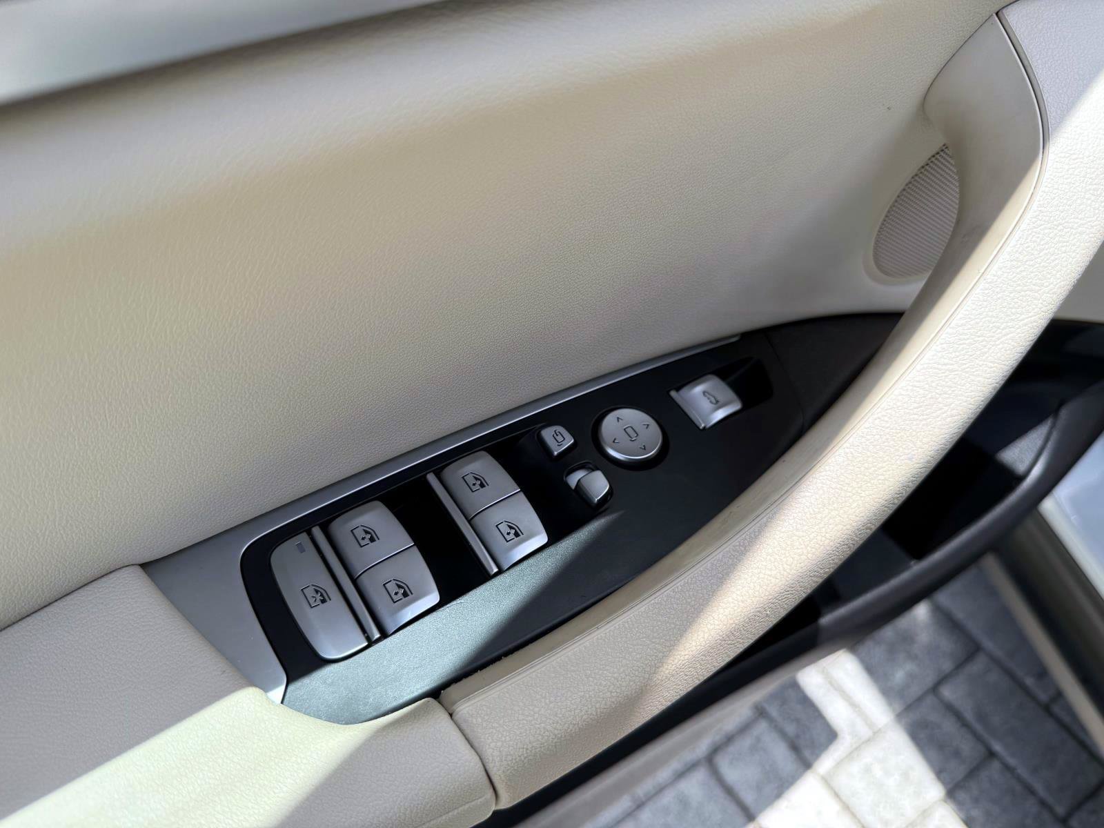 Used 2022 Mineral White Metallic BMW sDrive30i image 19