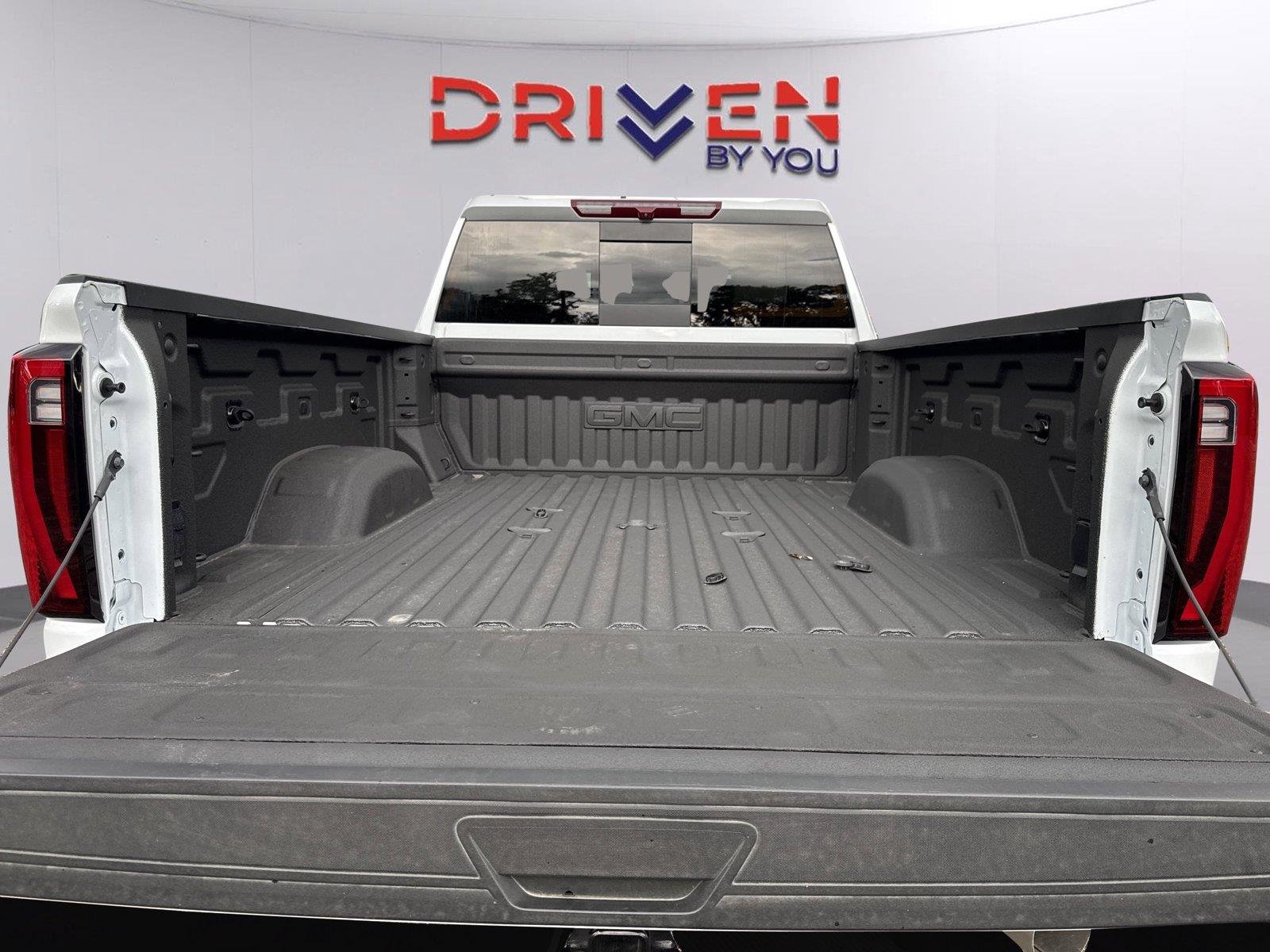 New 2026 Glacier White Tricoat GMC SLT image 34