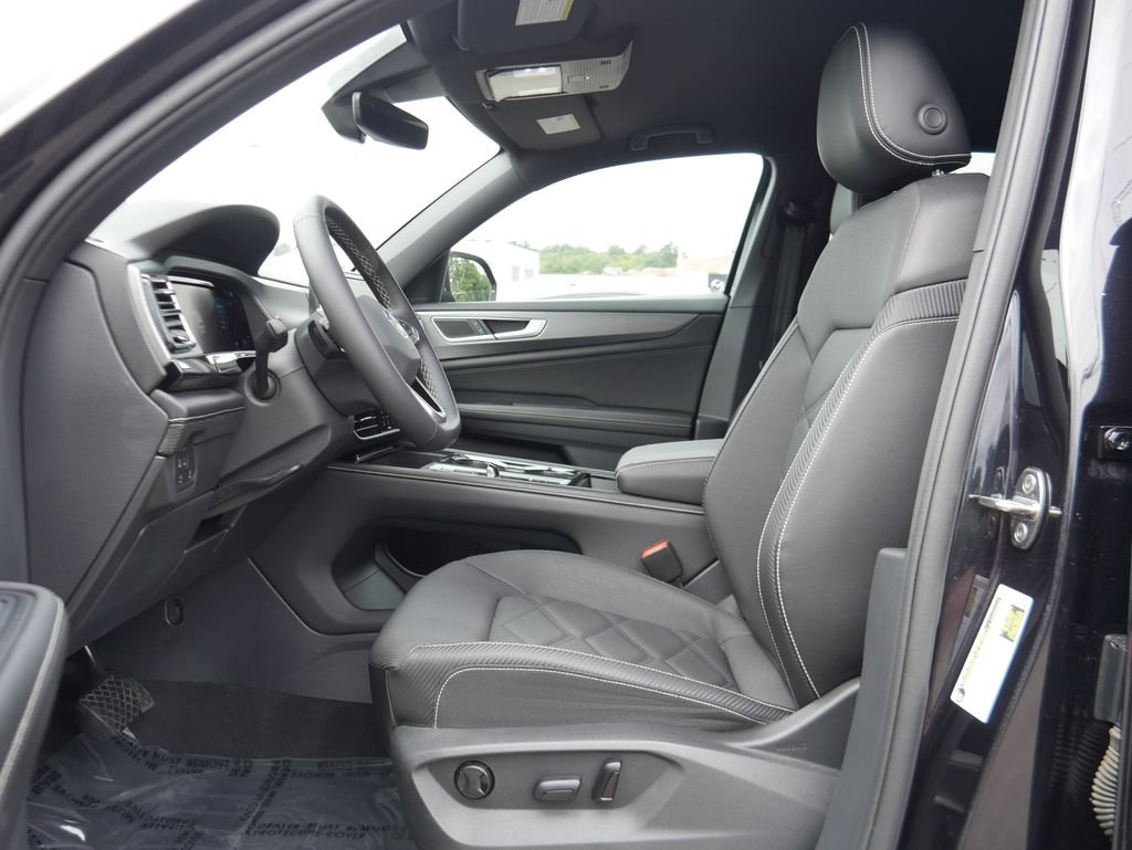 Used 2024 Black Volkswagen 2.0T SE w/Technology image 13