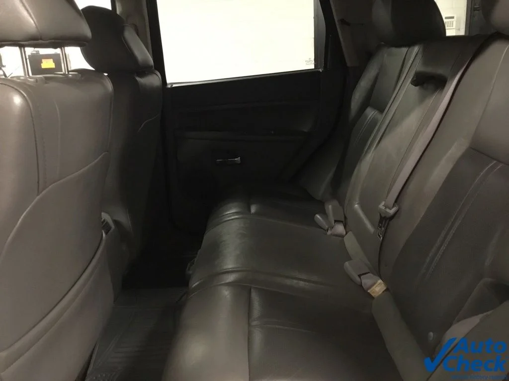 Used 2005 Red Jeep Limited image 27