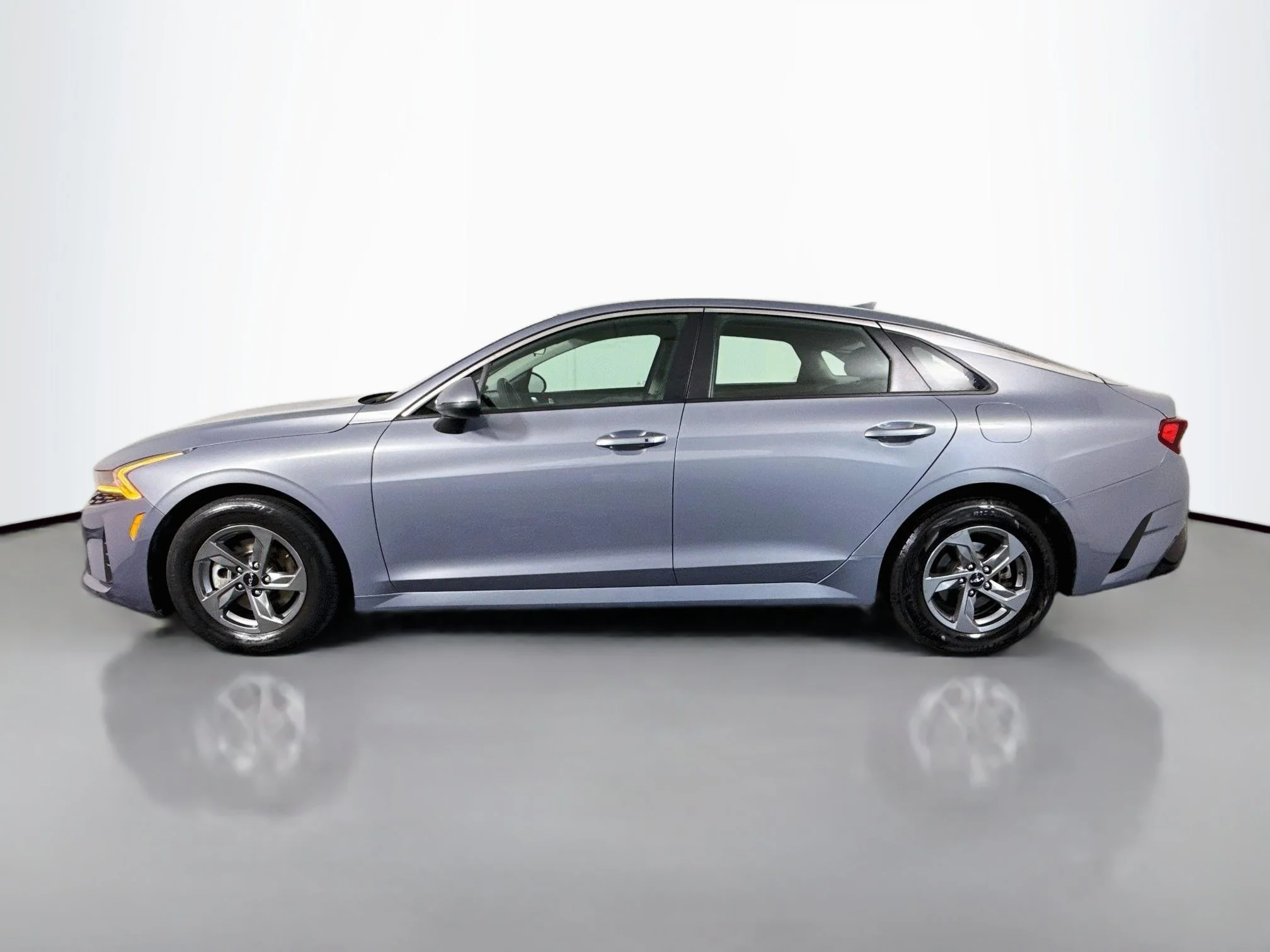 Used 2023 Everlasting Silver Kia LXS image 4
