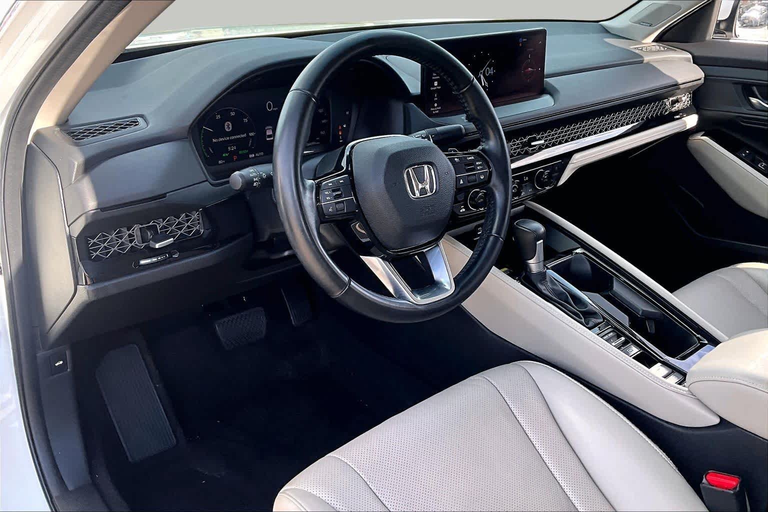 Used 2023 Platinum White Pearl Honda Touring image 18