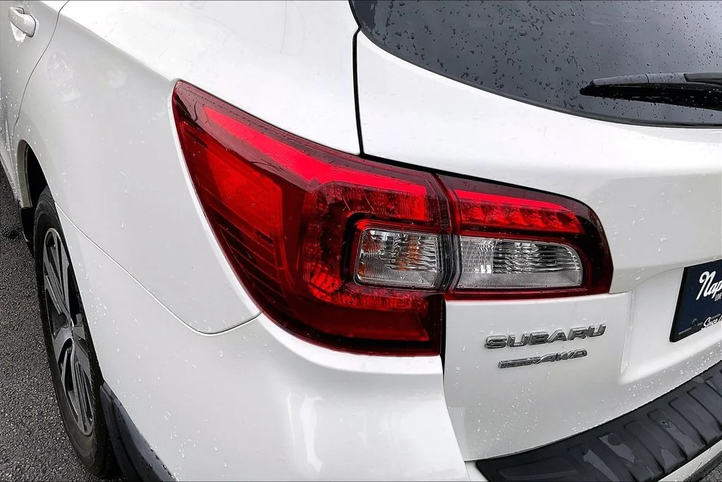 Used 2018 White Subaru 2.5i image 32