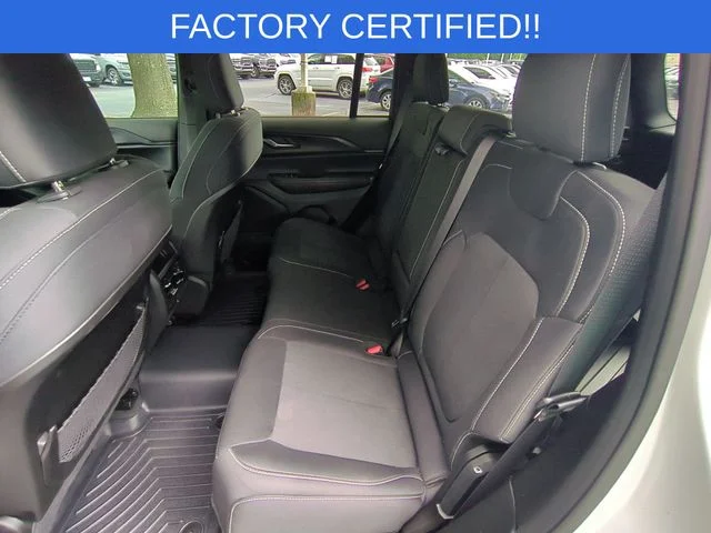 Used 2025 White/off-white Jeep Laredo X image 31