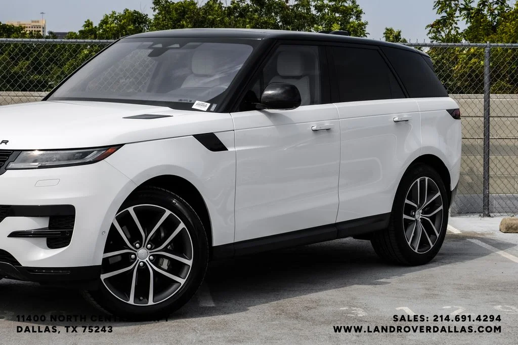 Used 2023 Fuji White Land Rover SE image 4