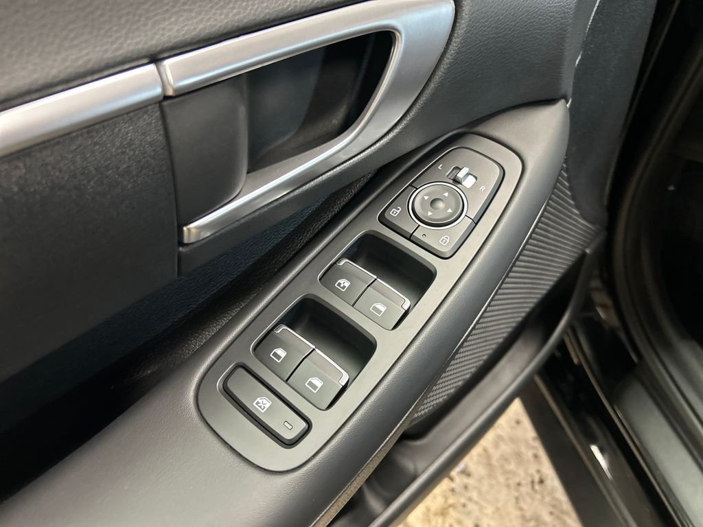 Certified Used 2022 Black Hyundai SE image 16
