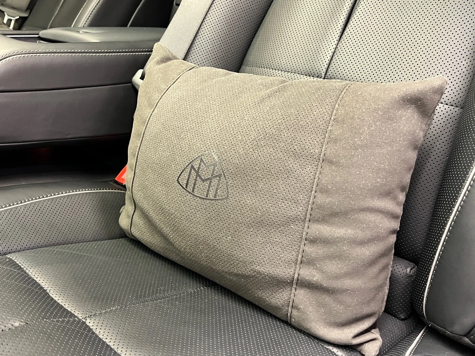 Used 2022 Cirrus Silver Metallic (922) Mercedes-Benz Mercedes-Maybach GLS 600 4MATIC® image 31