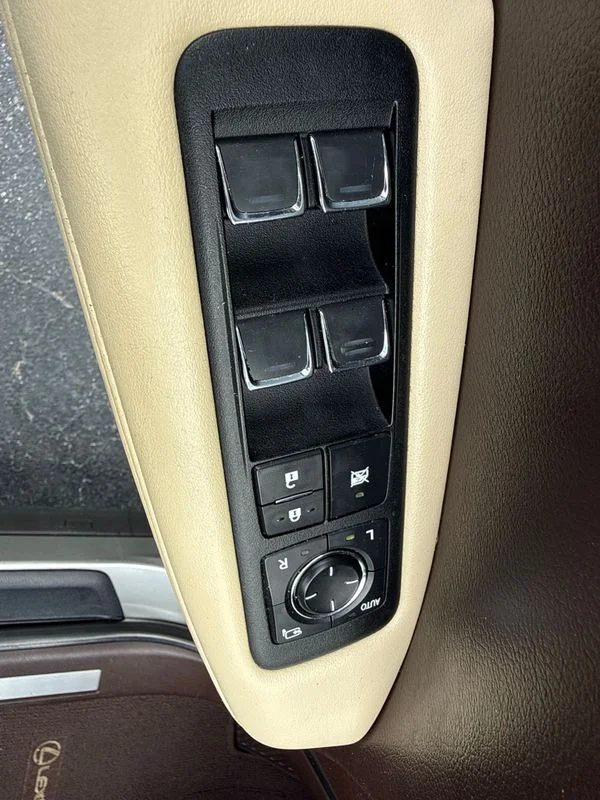 Used 2018  Lexus FWD image 14