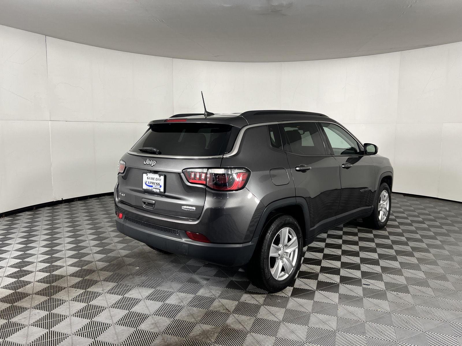 Used 2022 Granite Crystal Metallic Clearcoat Jeep Latitude image 10
