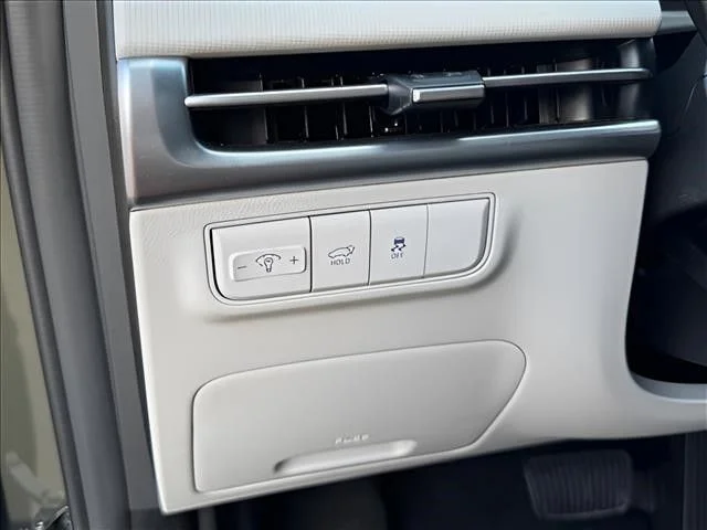 Used 2025 Green Hyundai SEL image 22