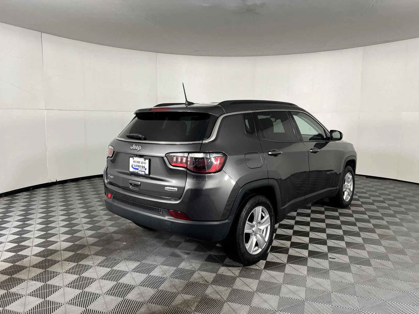 Used 2022 Granite Crystal Metallic Clearcoat Jeep Latitude image 10