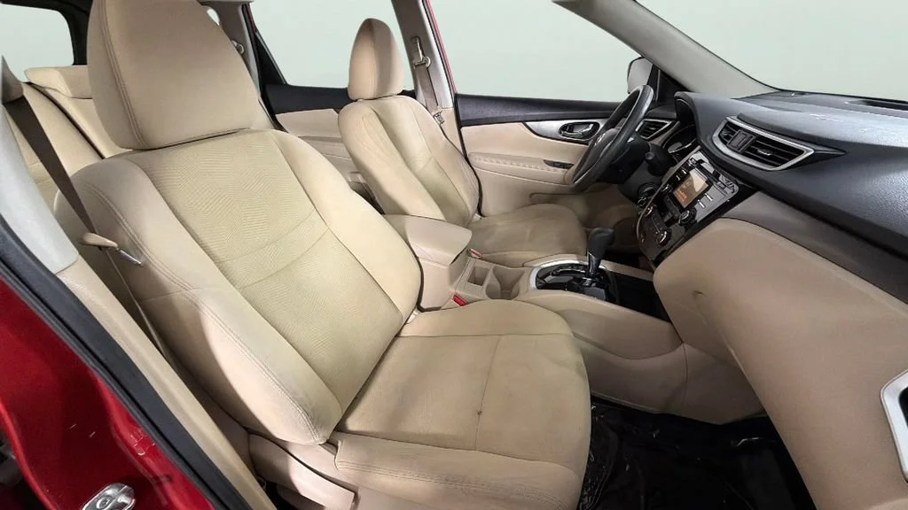 Used 2016 Red Nissan S image 33