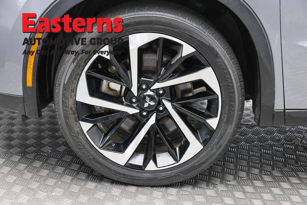 Used 2023 Silver Mitsubishi SE image 33