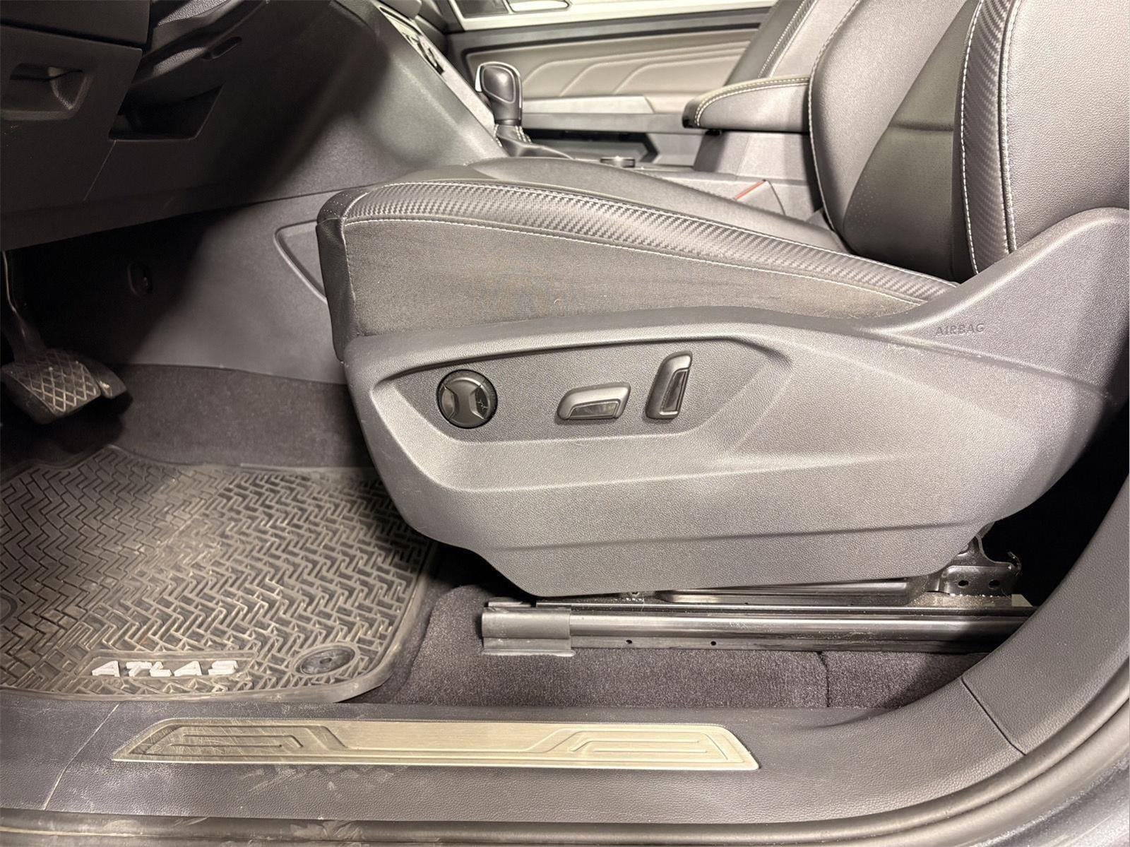 Used 2021 Platinum Gray Metallic Volkswagen 3.6L V6 SE w/Technology image 13