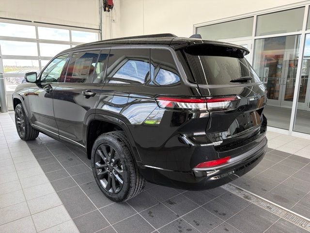 New 2026 Diamond Black Crystal Pearl-Coat Exterior Paint Jeep Limited image 4