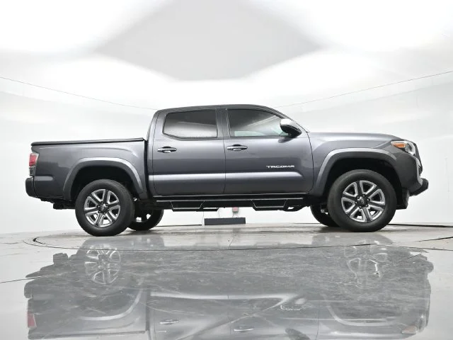 Used 2018 Magnetic Gray Metallic Toyota SR5 image 27