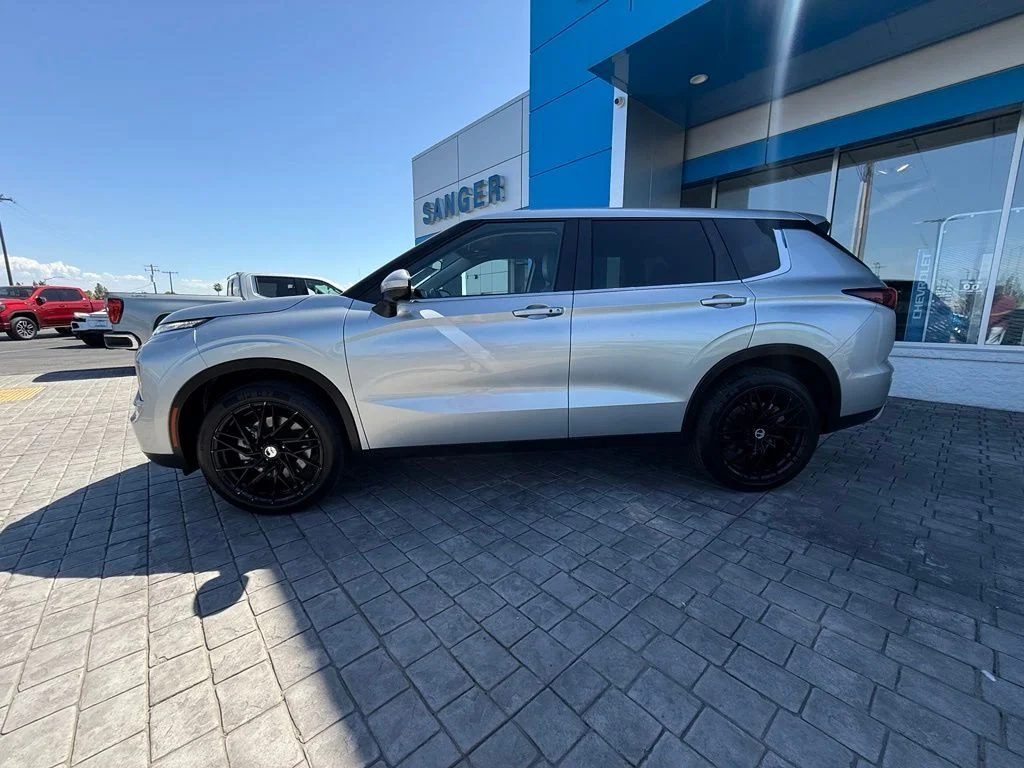 Used 2023 Silver Mitsubishi SE image 7
