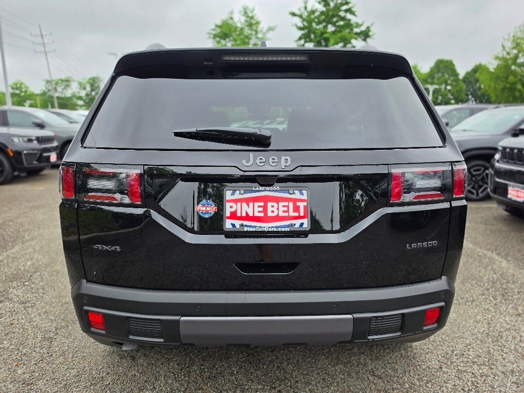 New 2026 Diamond Black Crystal Pearl-Coat Exterior Paint Jeep Laredo image 12