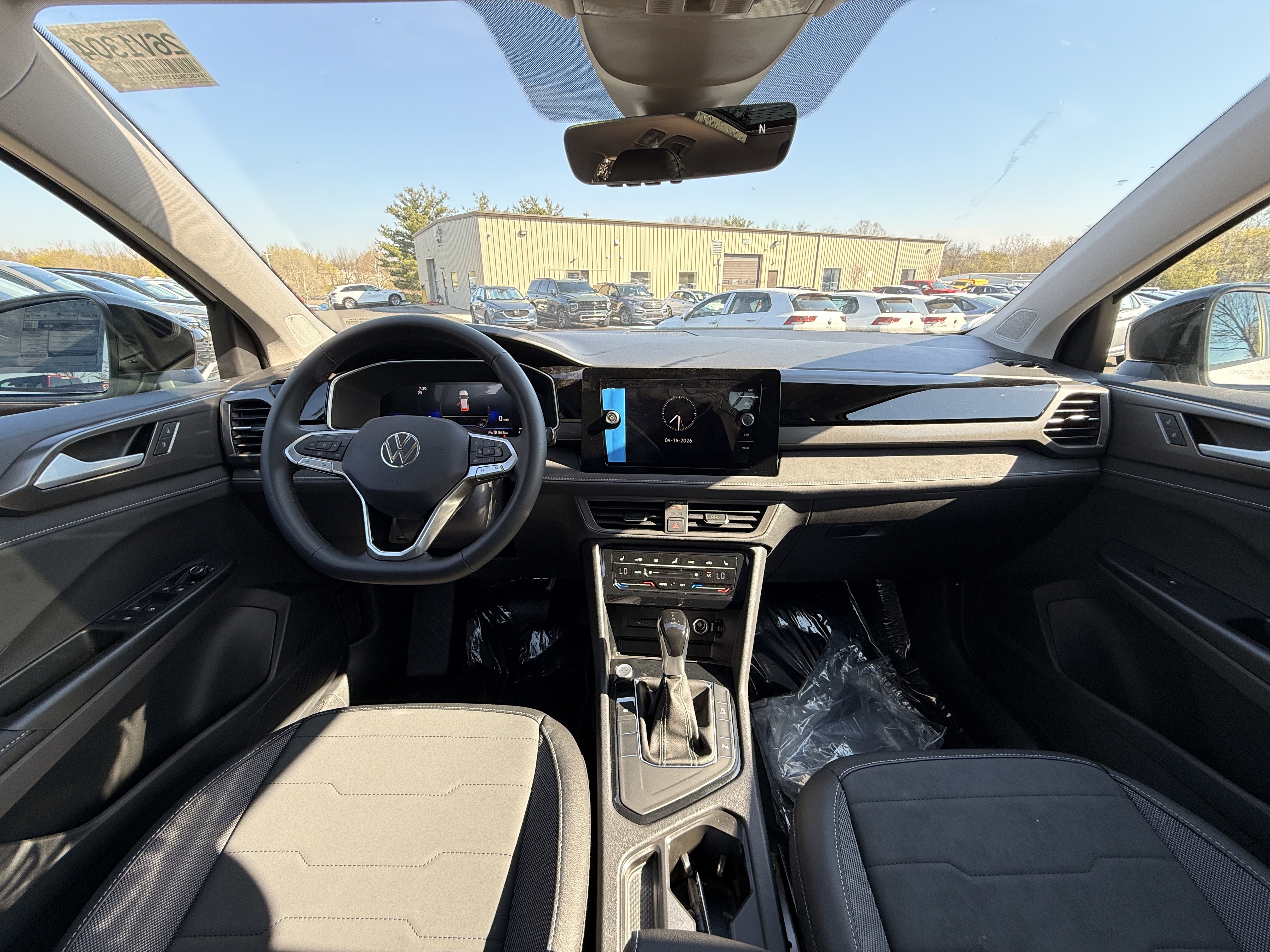 New 2026 Pure White w/Deep Black Roof Volkswagen SE Black image 3