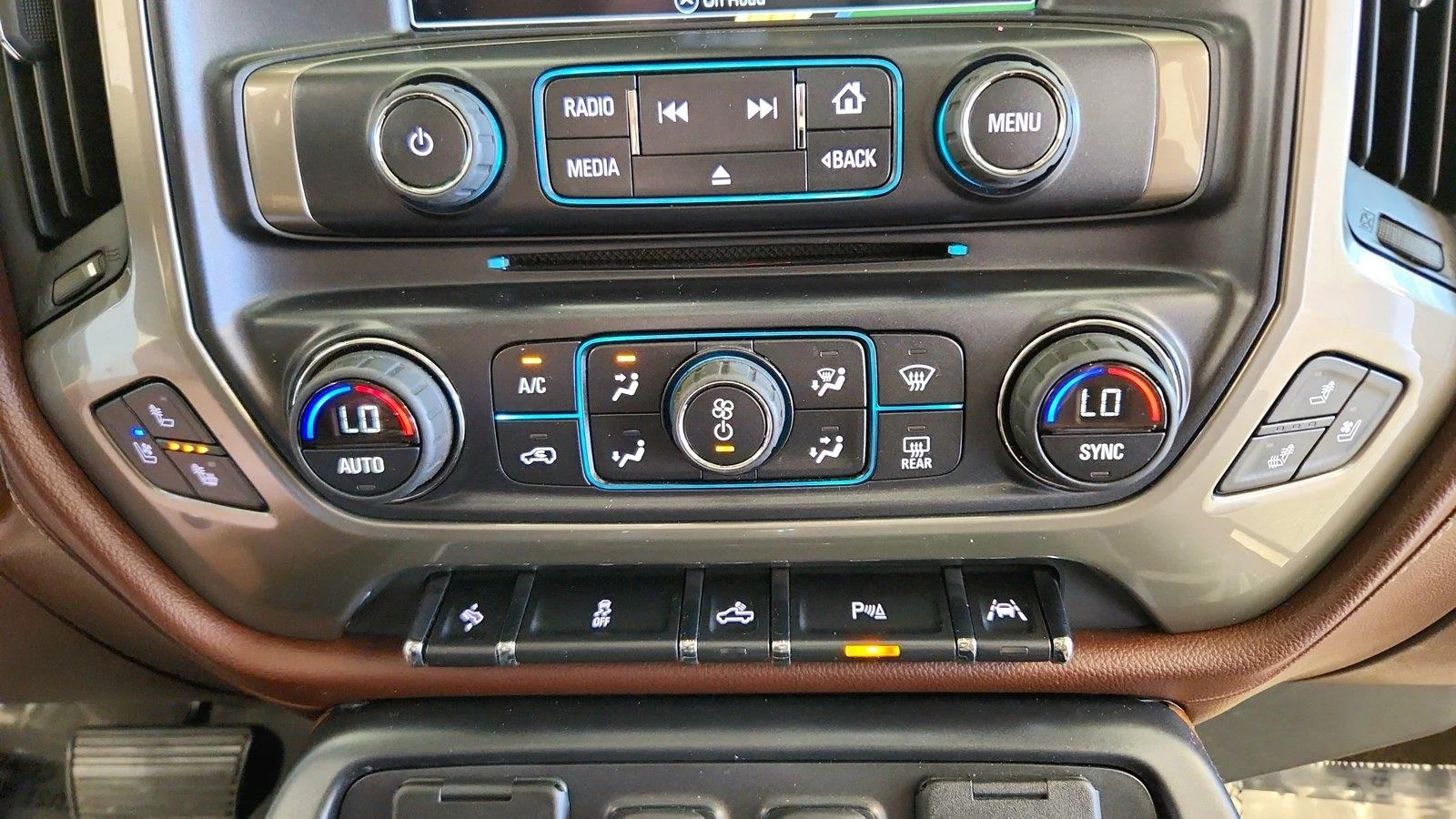 Used 2016 IRIDESCENT PEARL TRICOAT Chevrolet High Country image 23