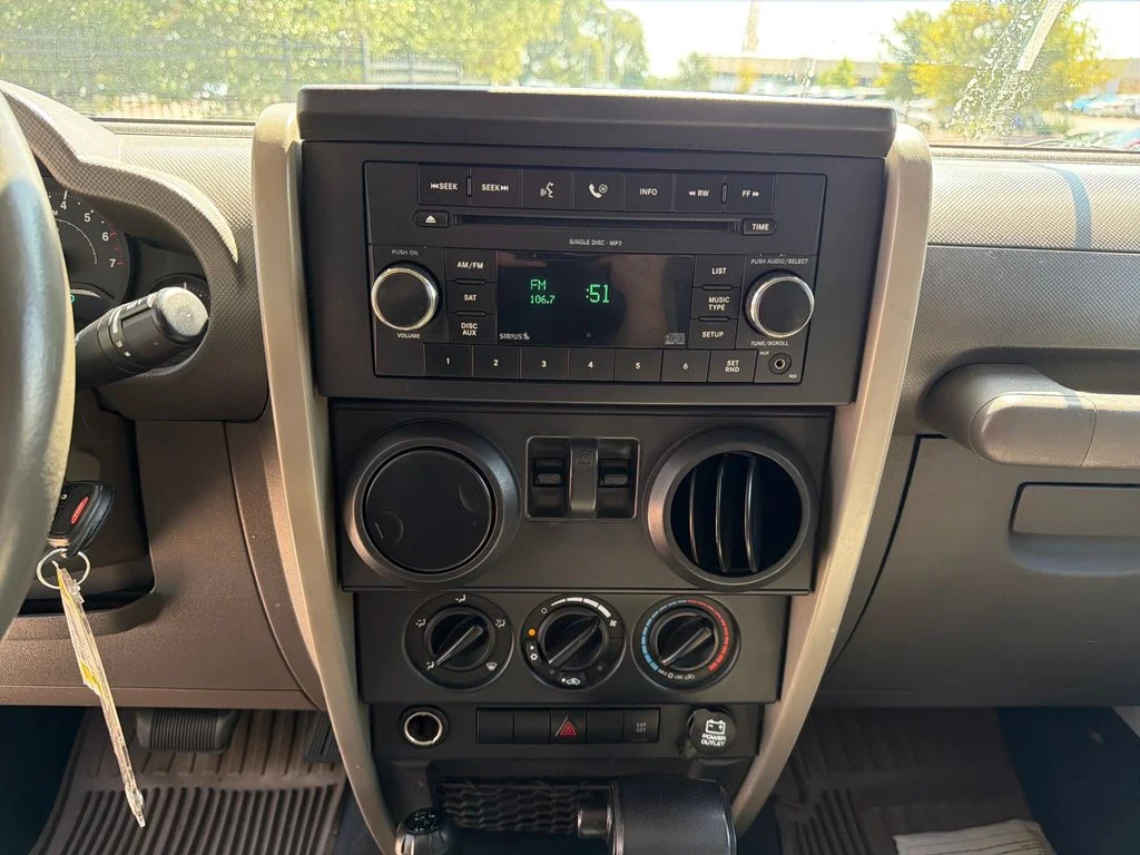 Used 2009 White Jeep X image 26