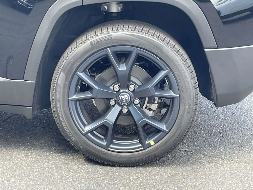 New 2026 Diamond Black Crystal Pearlcoat Jeep Laredo image 12