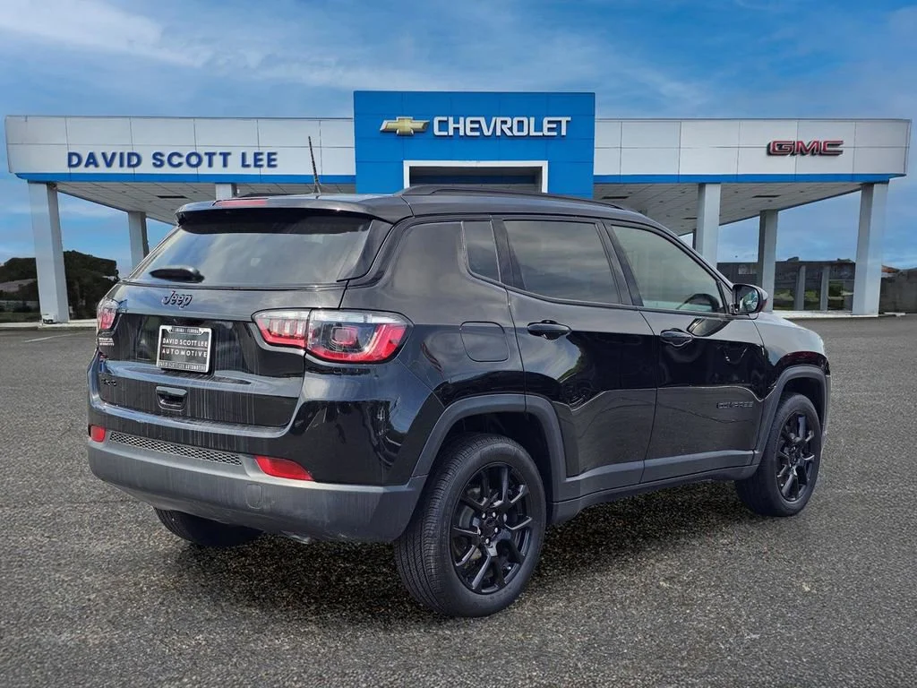 Used 2023 Diamond Black Cry Jeep Altitude image 8