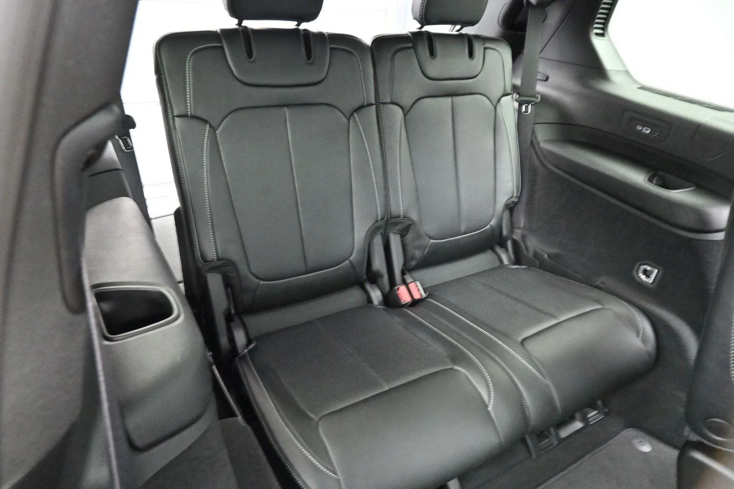 Used 2023 Diamond Black Crystal Pearlcoat Jeep Overland image 39