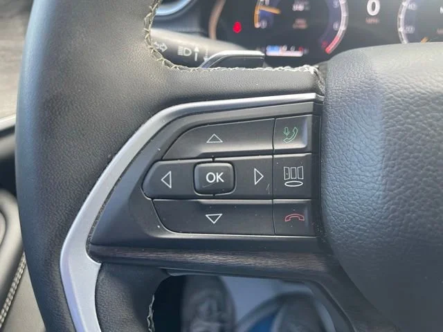 Used 2023  Jeep Limited image 19