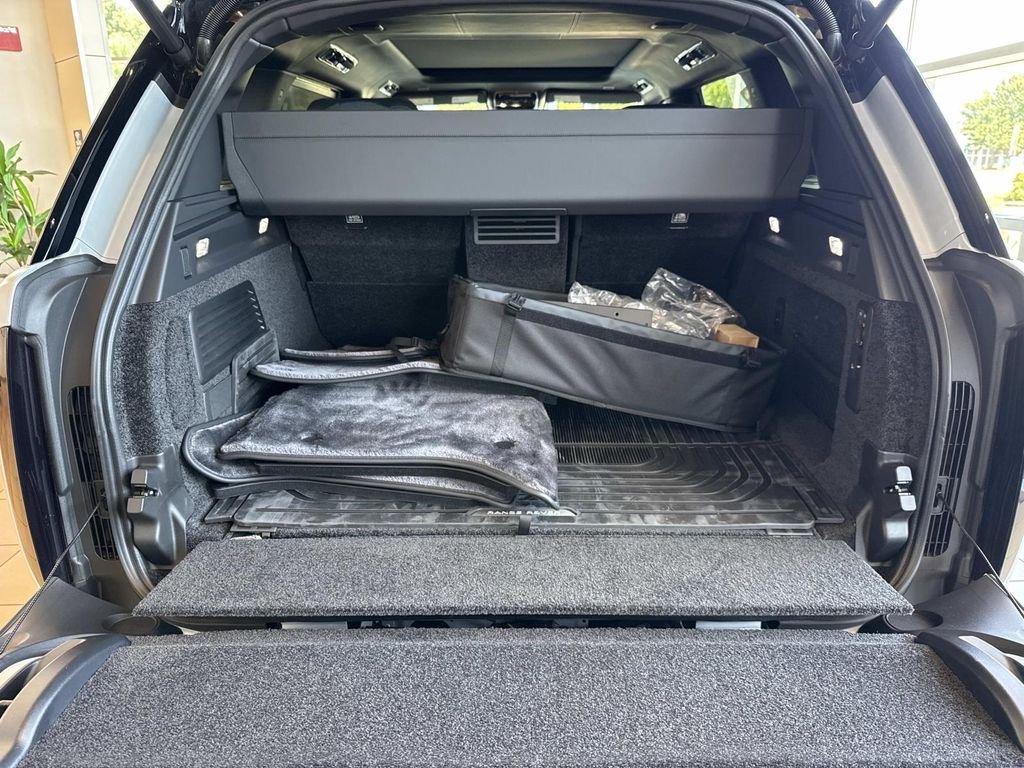 New 2026 Ethereal Frost Satin Land Rover SV Signature Suite image 20