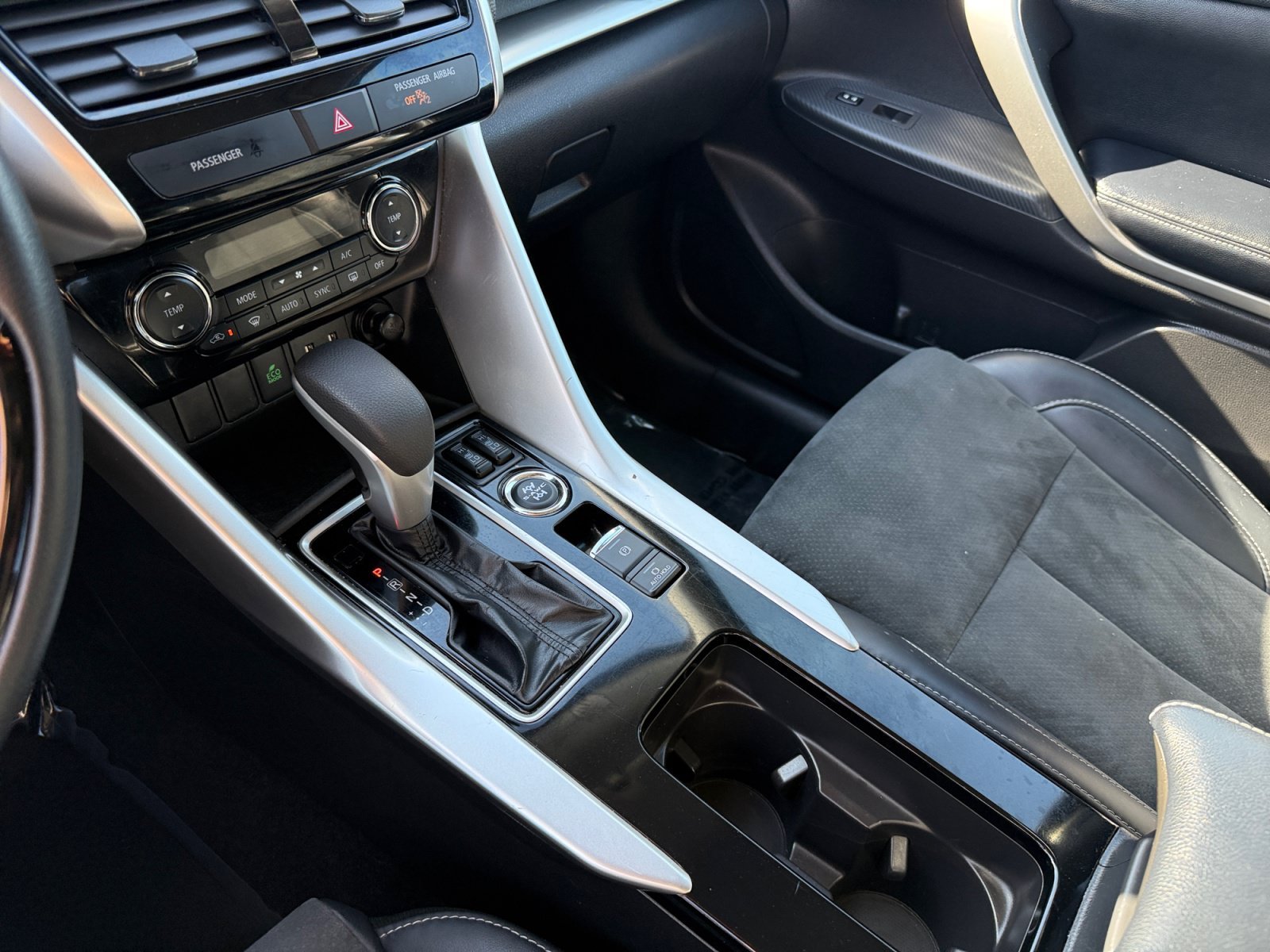 Used 2024 Lightning Blue Metallic Mitsubishi SE image 13