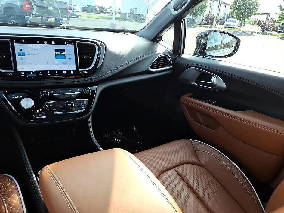 Used 2026 Silver Chrysler Pinnacle image 24