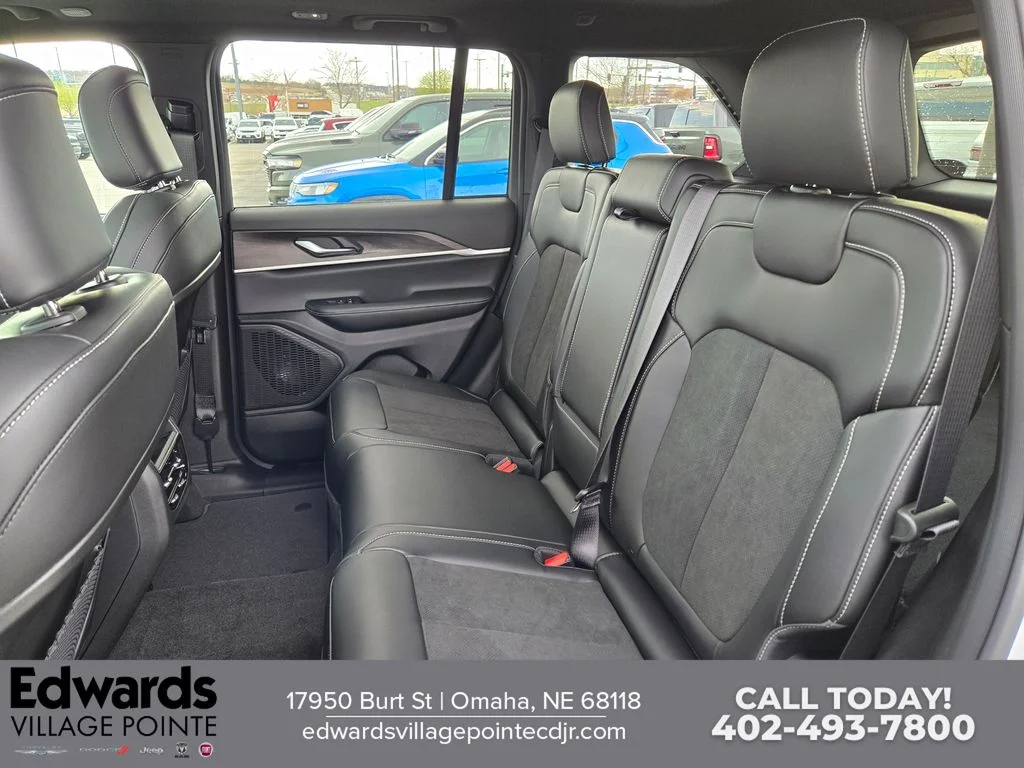 New 2026 Bright White Clear-Coat Exterior Paint Jeep Laredo Altitude image 28