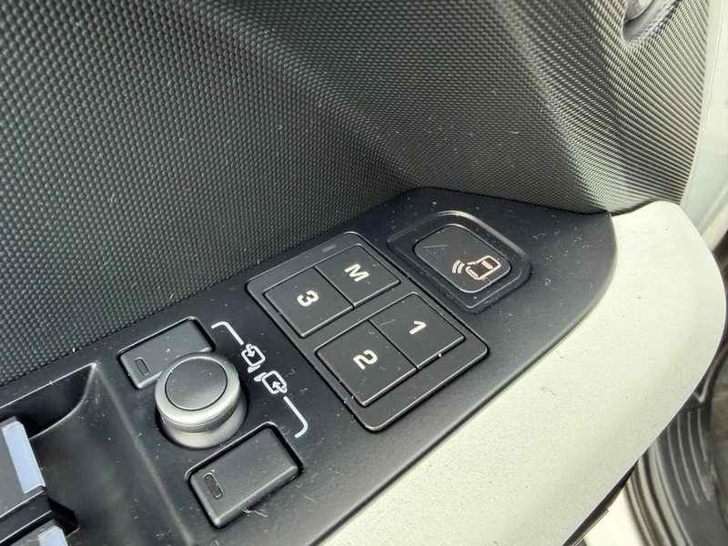 Used 2022 Fuji White Land Rover X-Dynamic HSE image 21