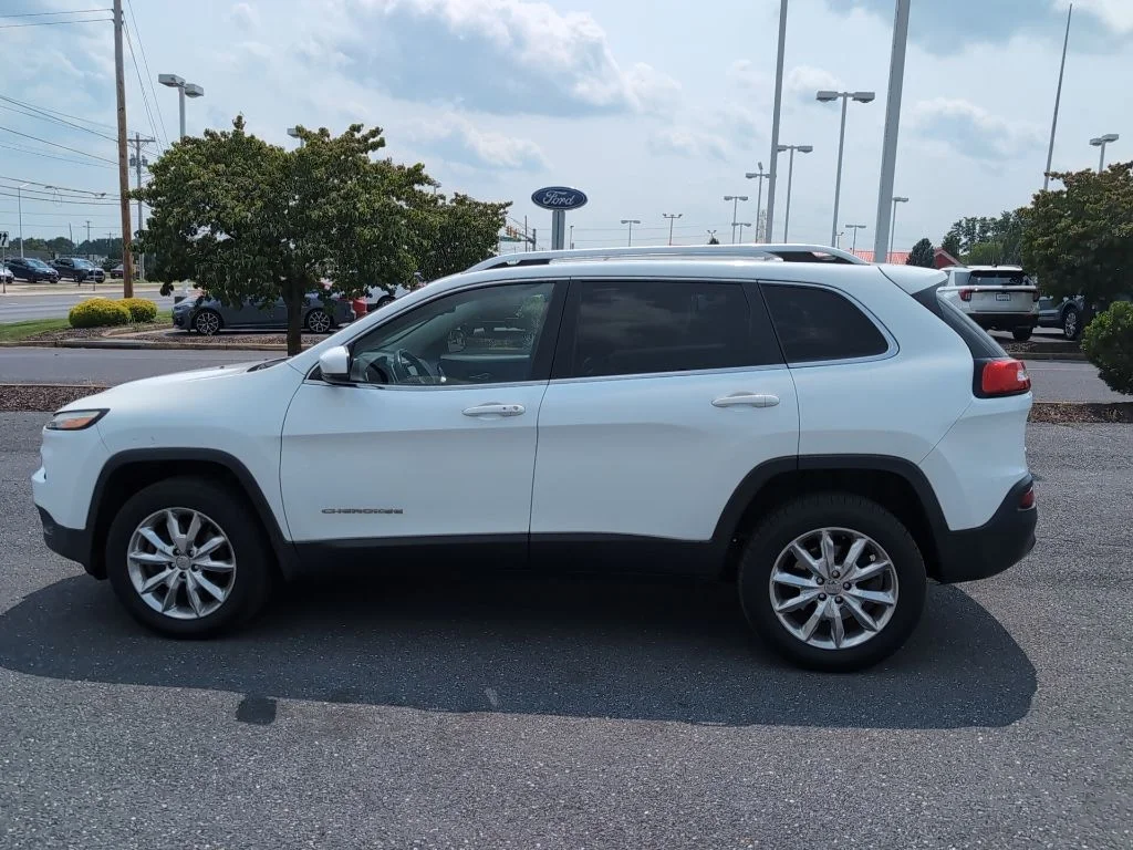 Used 2015 Bright White Clearcoat Jeep Limited image 8