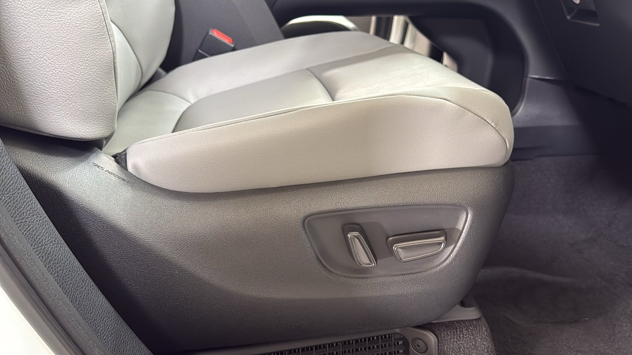New 2026 Wind Chill Pearl <sup>1</sup> Toyota  XLE image 21
