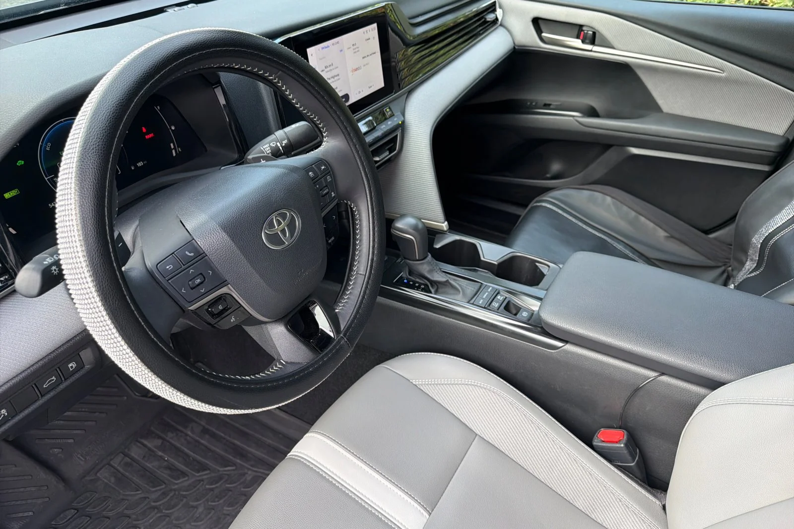 Used 2025  Toyota SE image 12