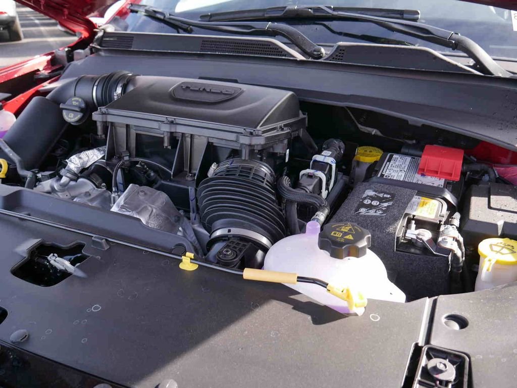 New 2026 Red Hot Pearlcoat Jeep Latitude image 10