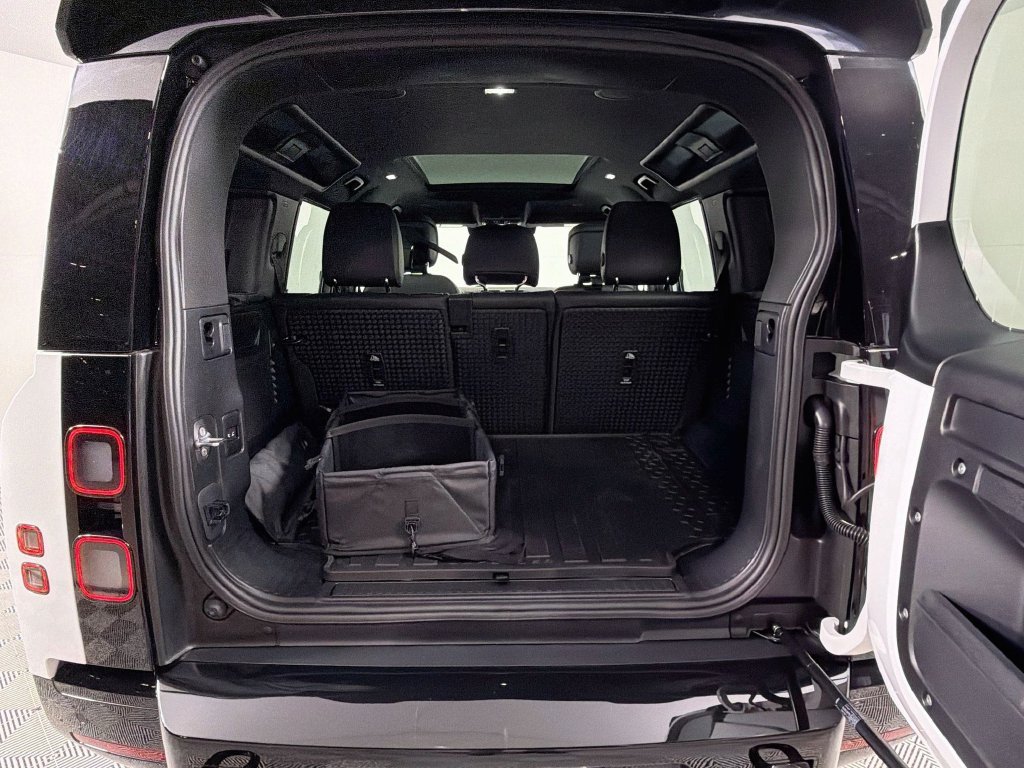 New 2026 Fuji White Land Rover X-Dynamic SE image 28