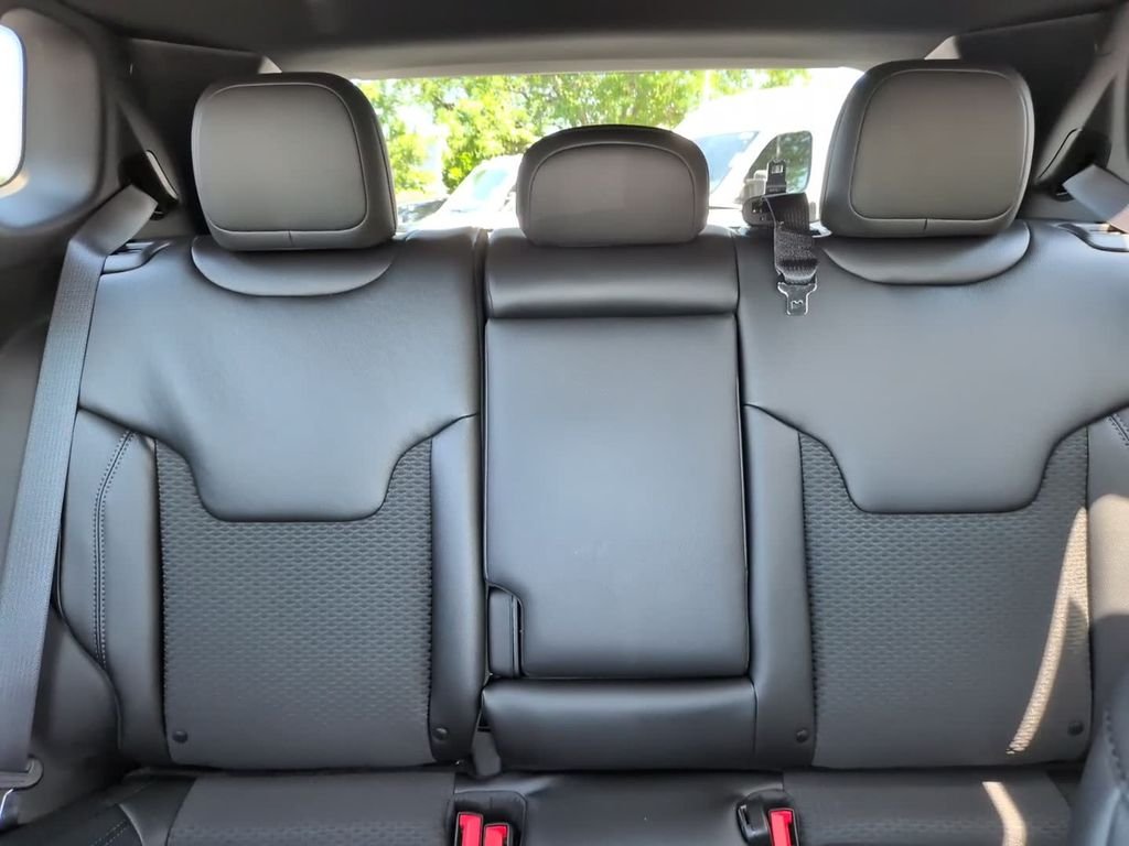 New 2026 Bright White Clearcoat Jeep Latitude image 27
