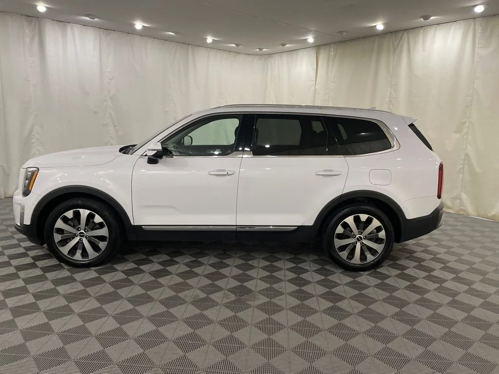 Used 2022 Glacial White Pearl Kia EX image 11