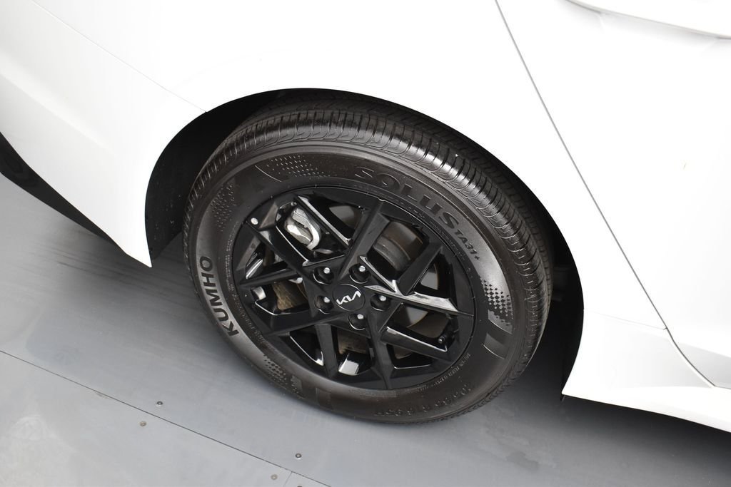 Certified Used 2025 Snow White Pearl Kia LXS image 20