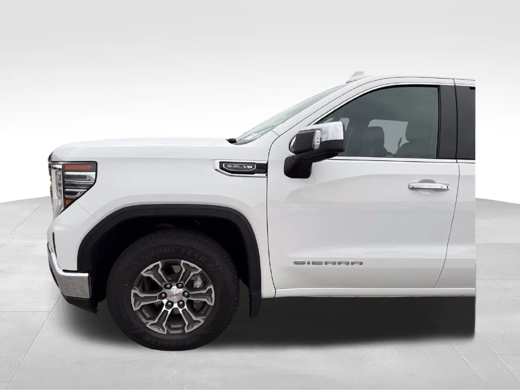 Used 2025 White GMC SLT image 22