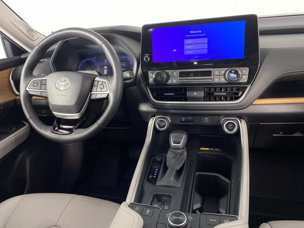 Used 2025 Cloud Toyota Platinum image 15